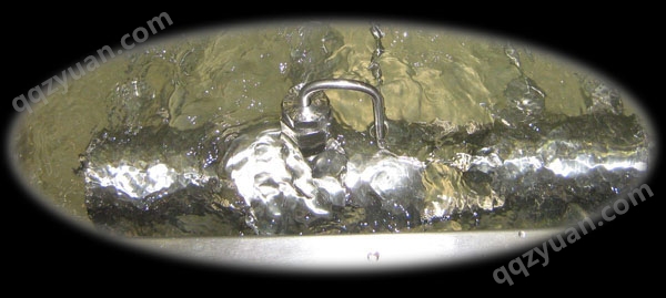 图2：均质机主体浸泡在循环水浴中